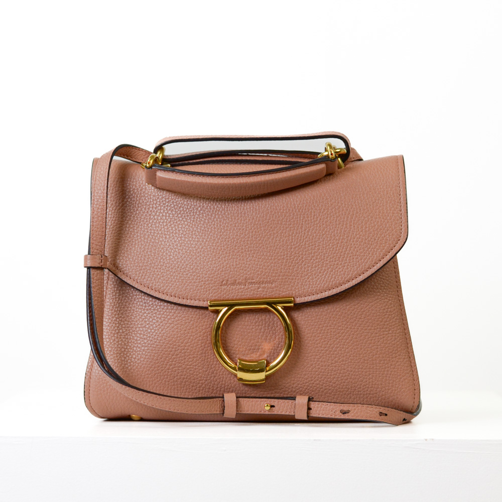 ferpudru123451111.jpg Salvatore Ferragamo Gancini Calfskin Top Handle Blush Bag - Obrázek 1